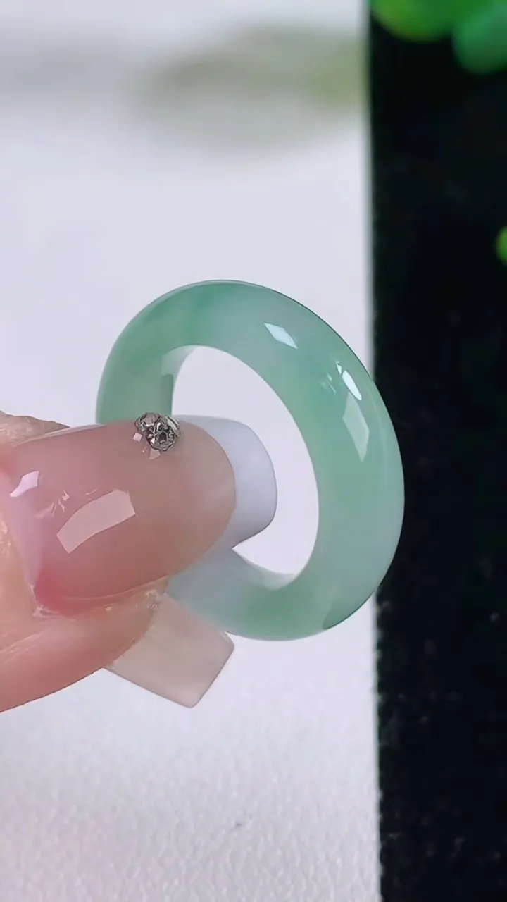 天然A货翡翠指环戒指，尺寸16-5.5-3.3，重量:3.80g2025年12月5日
工厂直销收藏佳品,种好水足，色泽均匀，有种有色，上手高大气！