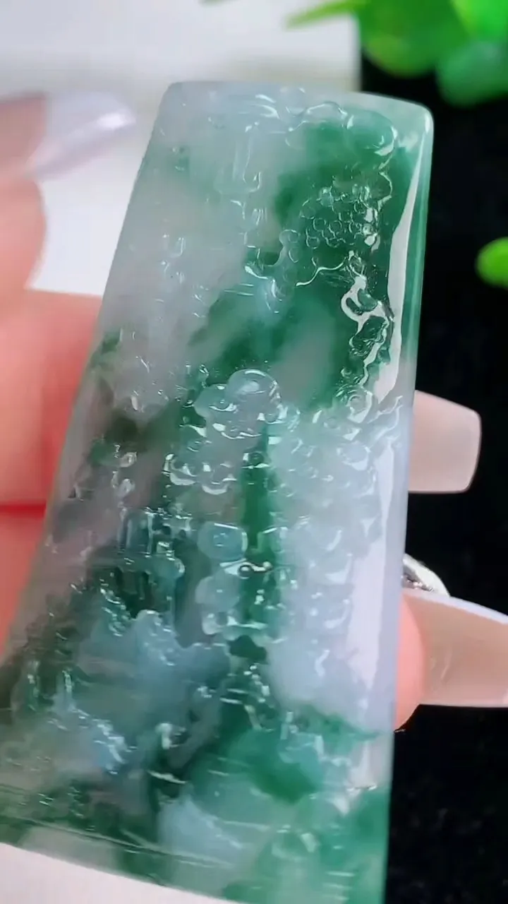 天然A货翡翠种飘花佛公吊坠，尺寸21.4-22.3-5.8，重量:4.43g
12月5日