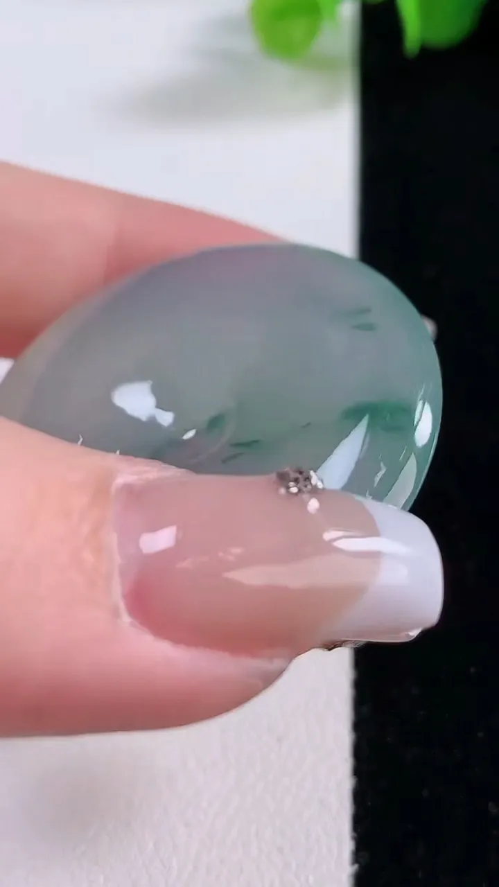 天然A货翡翠种飘花平安扣吊坠，尺寸38-7，重量:20.77g
12月5日