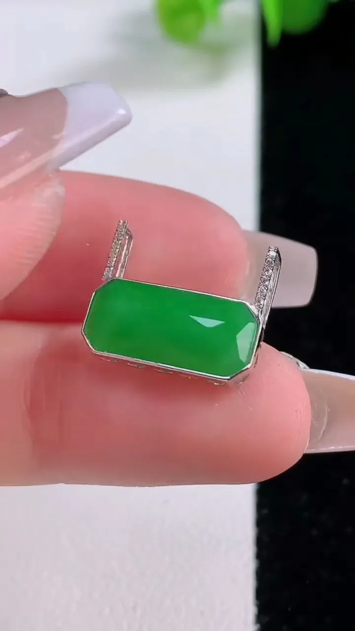 天然A货翡翠无事牌吊坠，尺寸6.9-15.8-4.7，重量:1.13g
12月5日