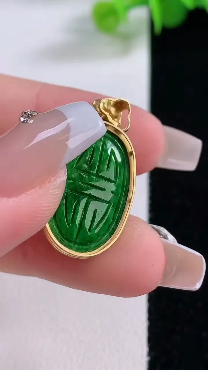 天然A货翡翠雕花蛋面吊坠，尺寸26.7-14-9.7裸石19.8-12.2，重量:5.94g
12月5日