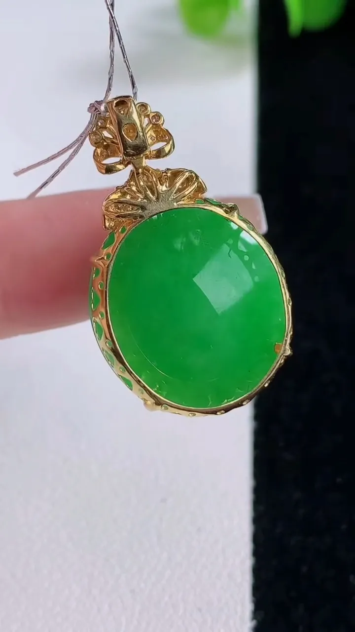 天然A货翡翠蛋面吊坠，尺寸29.3-20-17.7-11，重量:7.84g
12月5日