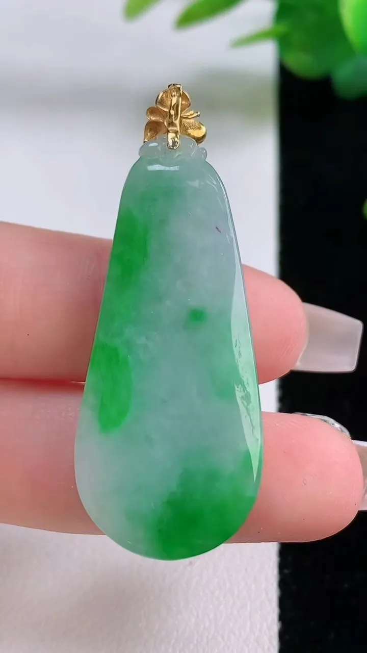 天然A货翡翠福瓜吊坠，尺寸40.4-17.7-6.3，重量:9.62g
12月6日