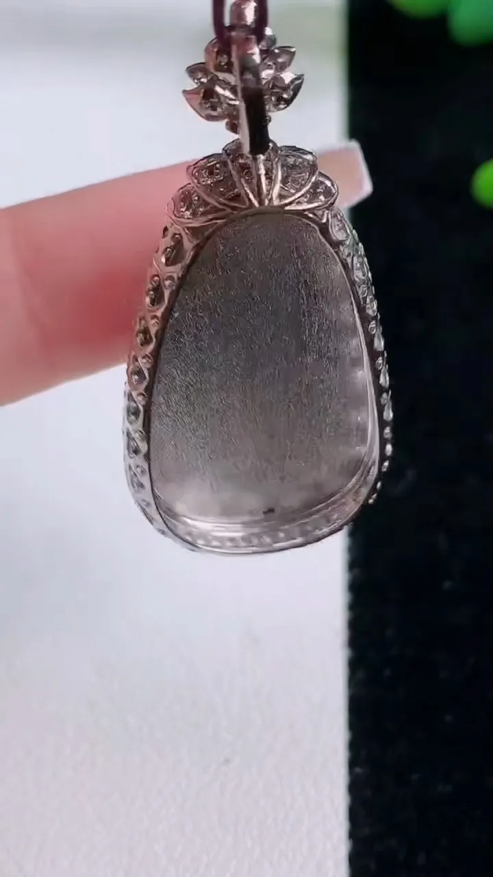 天然A货翡翠如意吊坠，尺寸41-19.4-7.7，裸石28-17.2重量:7.06g
12月6日