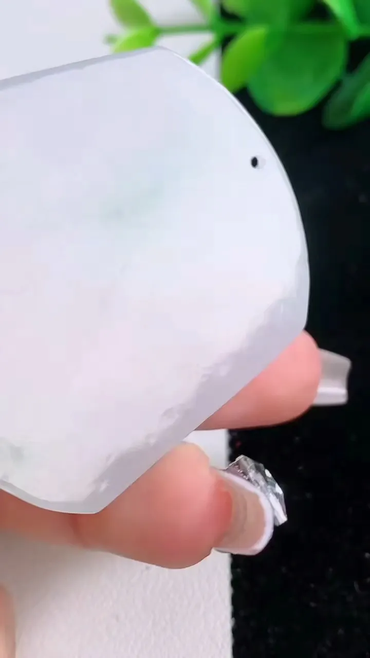 天然A货翡翠生肖虎吊坠，尺寸48.8-46.8-4.8，重量:22.79g
12月6日