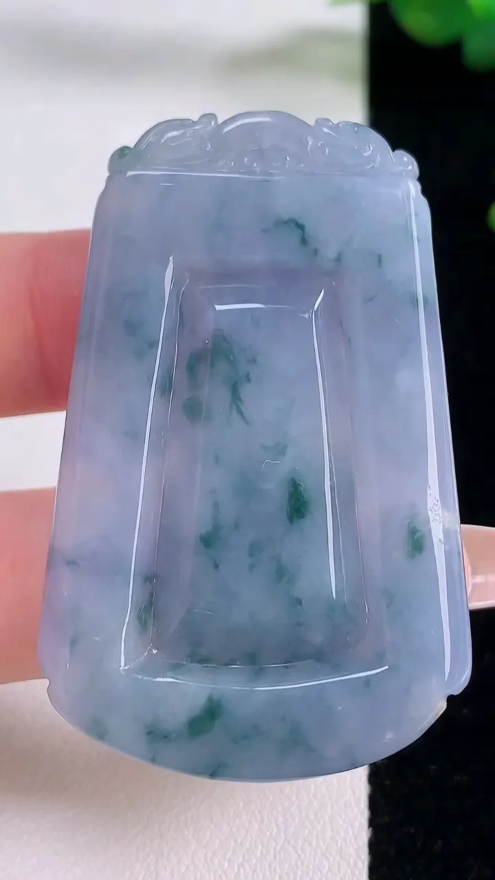 天然A货翡翠紫罗兰飘花仿古无事牌吊坠，尺寸52.6-33.3-6，重量:26.49g
12月6日