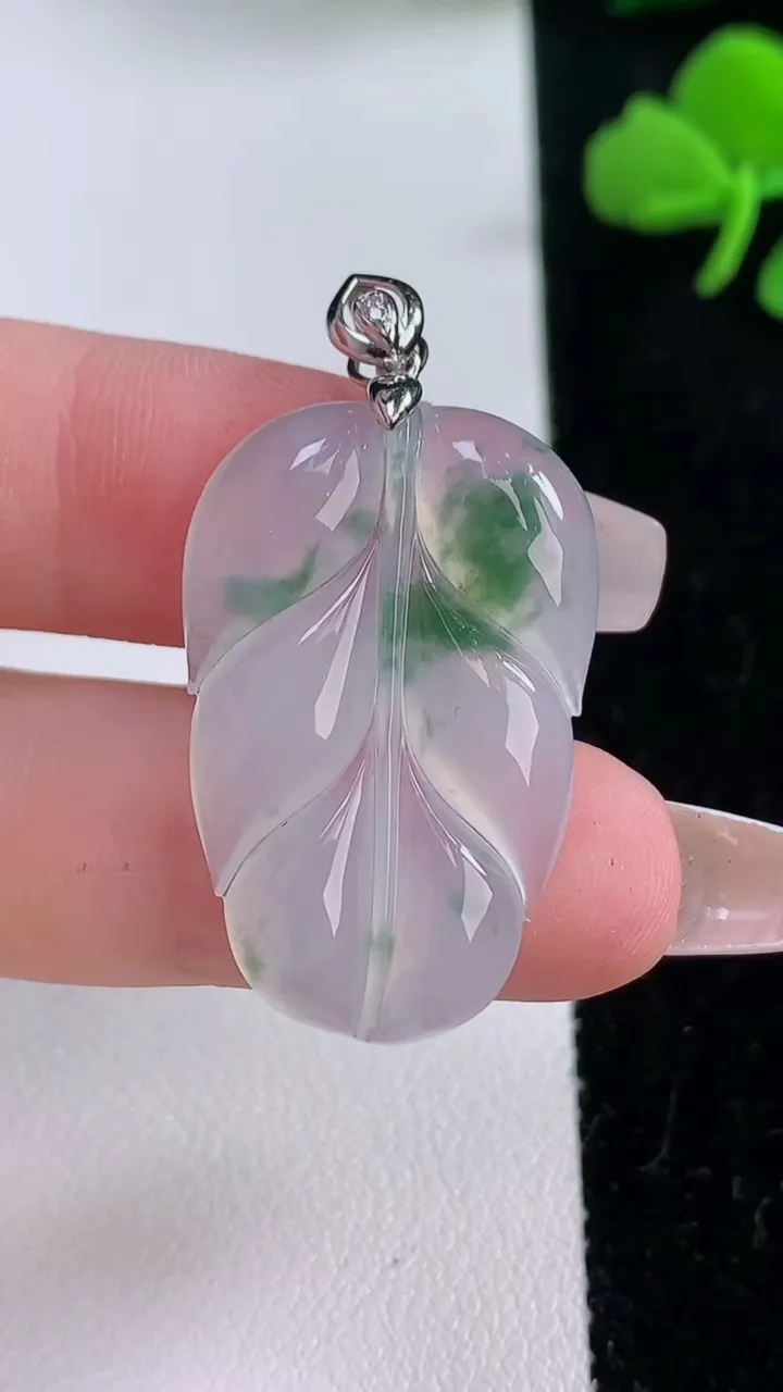 天然A货翡翠金枝玉叶 叶子吊坠，尺寸30.5-19.8-4.1，重:5.04g
12月6日