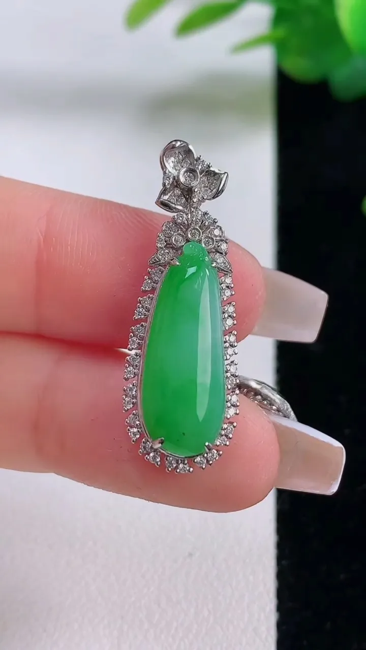 天然A货翡翠福瓜吊坠，尺寸32-11.3-6.6，裸石19.7-7.4重量:3.25g
12月6日