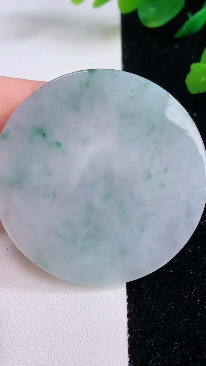 天然A货翡翠飘花大日如来吊坠，尺寸54.6-5.6，重:32.61g
12月6日