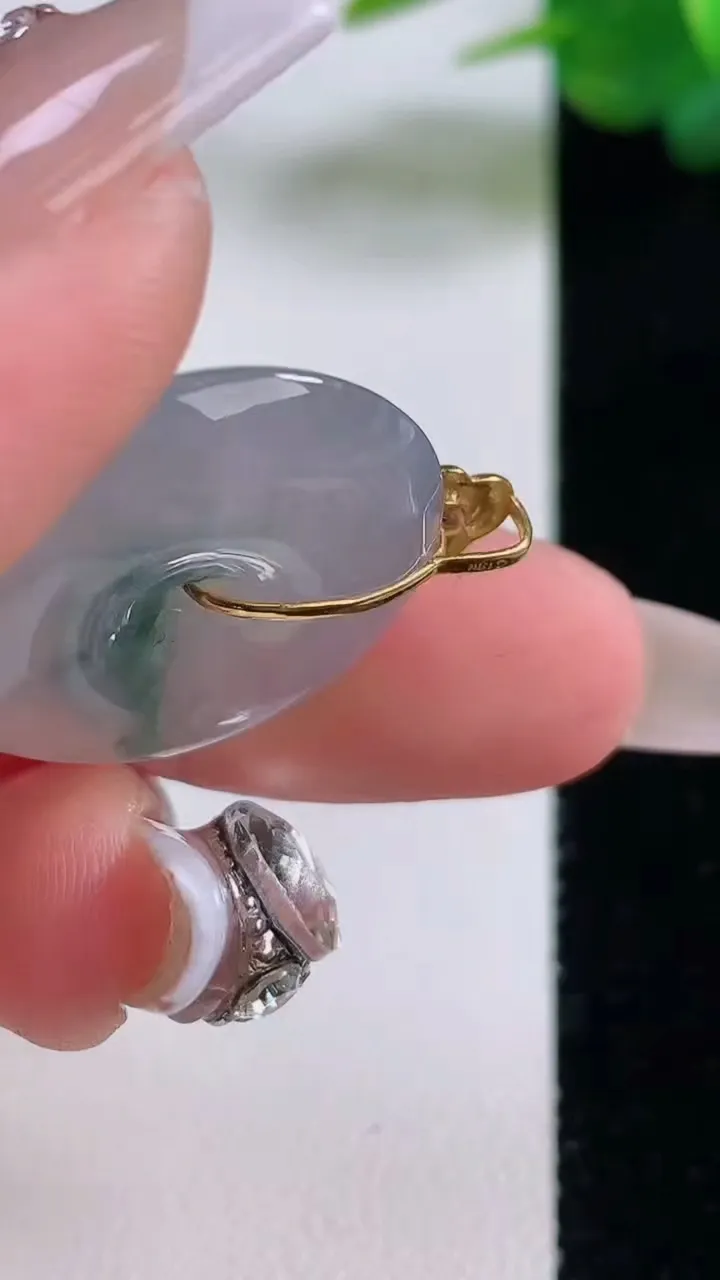 天然A货翡翠种飘花平安扣吊坠，尺寸24-5.7，重量:7.24g
12月6日