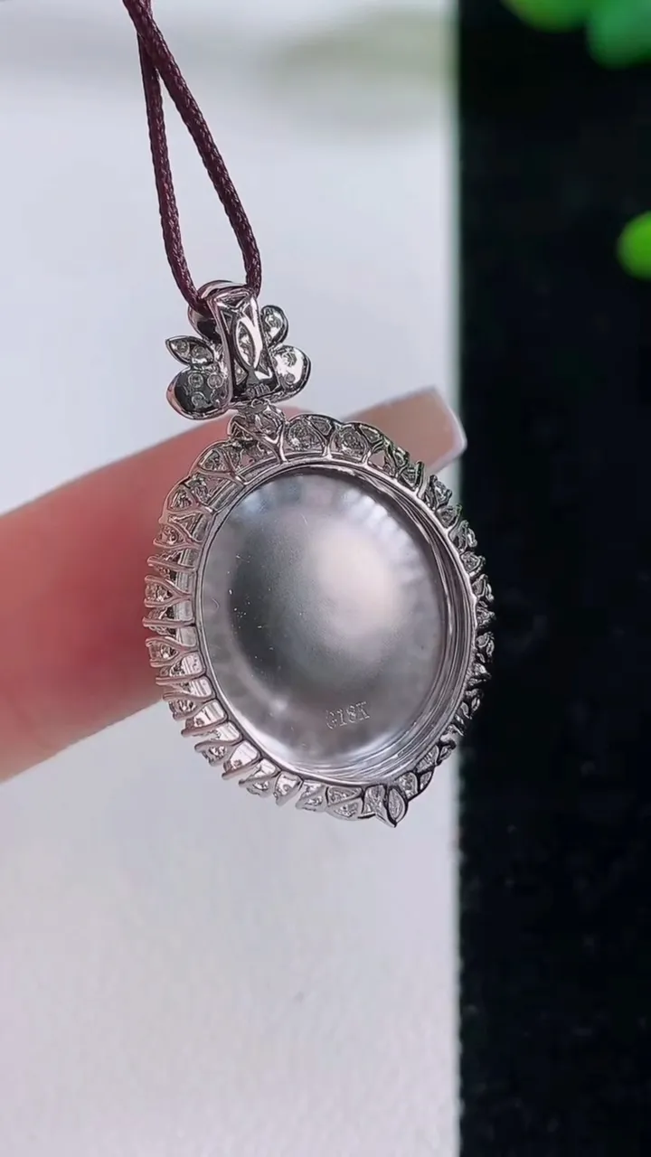 天然A货翡翠蛋面吊坠，尺寸28.4-17.6-9，裸石15.8-14重量:4.78g
12月6日