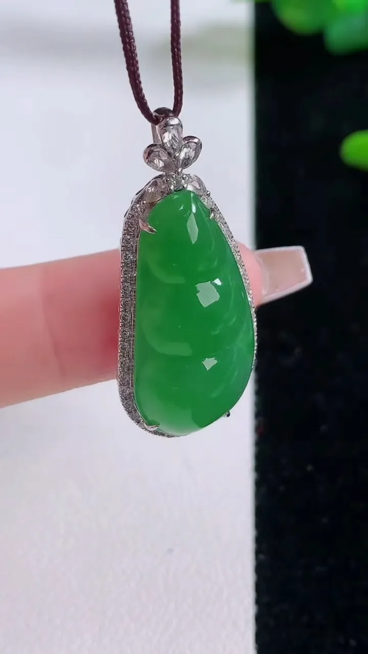 天然A货翡翠福豆吊坠，尺寸33-14.3-7.6，裸石25-12重量:4.52g
12月6日