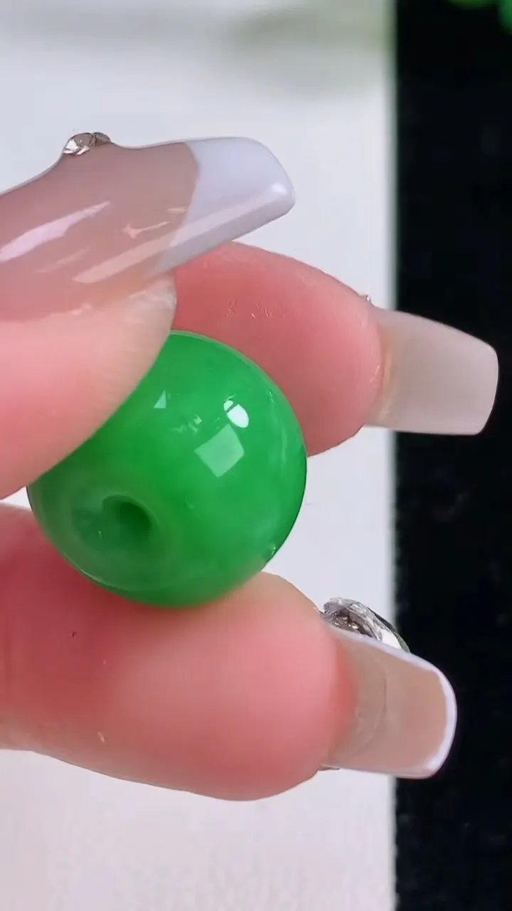 天然A货翡翠路路通吊坠，尺寸15.7-11，重量:5.90g
12月6日