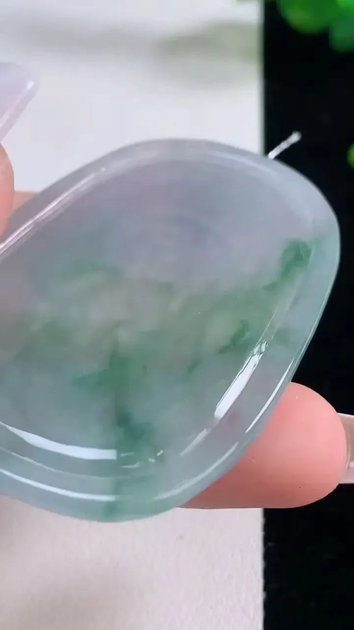 天然A货翡翠种飘花虚空藏菩萨吊坠，尺寸58-39-5.4，重量:28.84g
12月6日