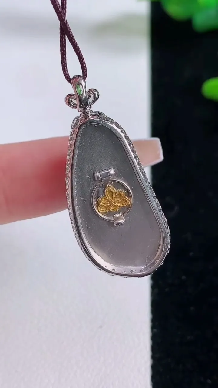 天然A货翡翠福豆吊坠，尺寸33-14.3-7.6，裸石25-12重量:4.52g
12月6日