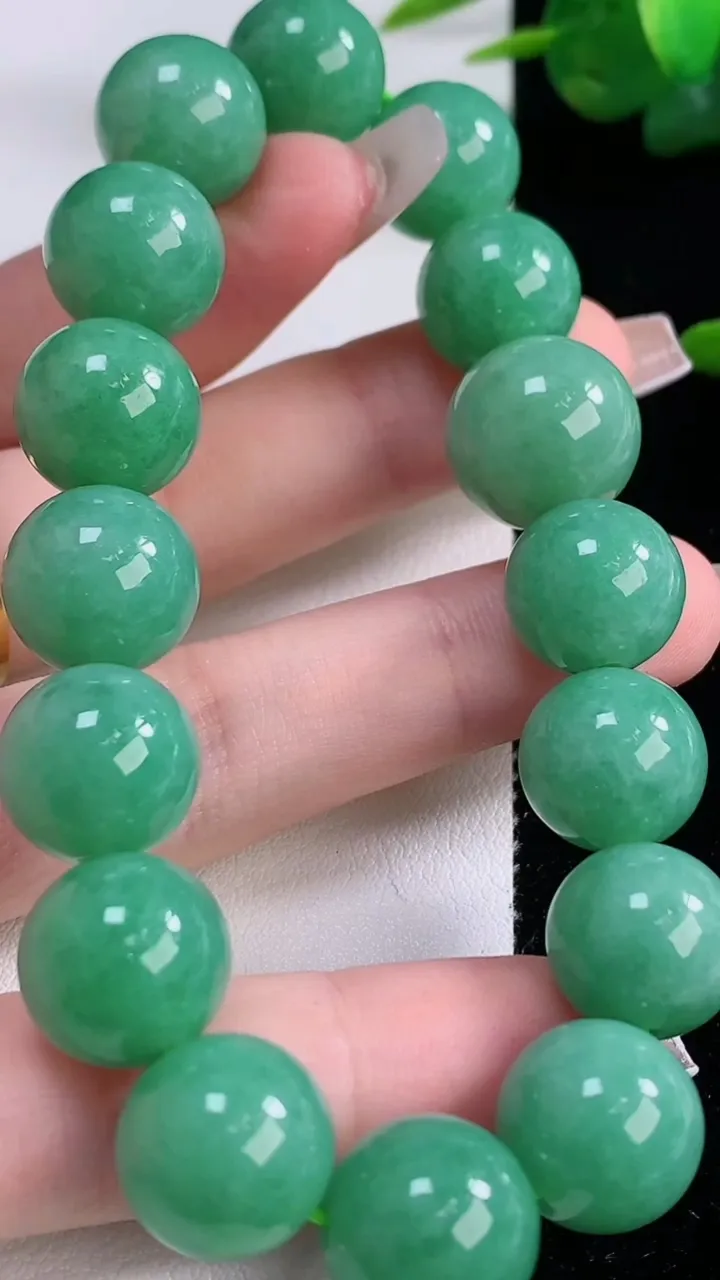 天然A货翡翠圆珠手串，尺寸14.7-16颗，重量:62.61g12月6日
工厂直销收藏佳品,种好水足