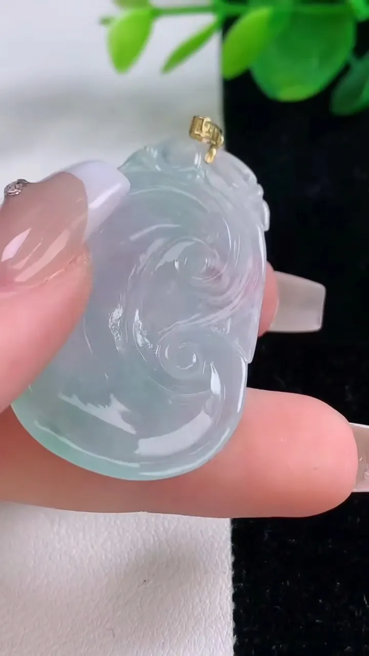 天然A货翡翠如意吊坠，尺寸42-25.6-3.8，重量:7.39g
12月6日