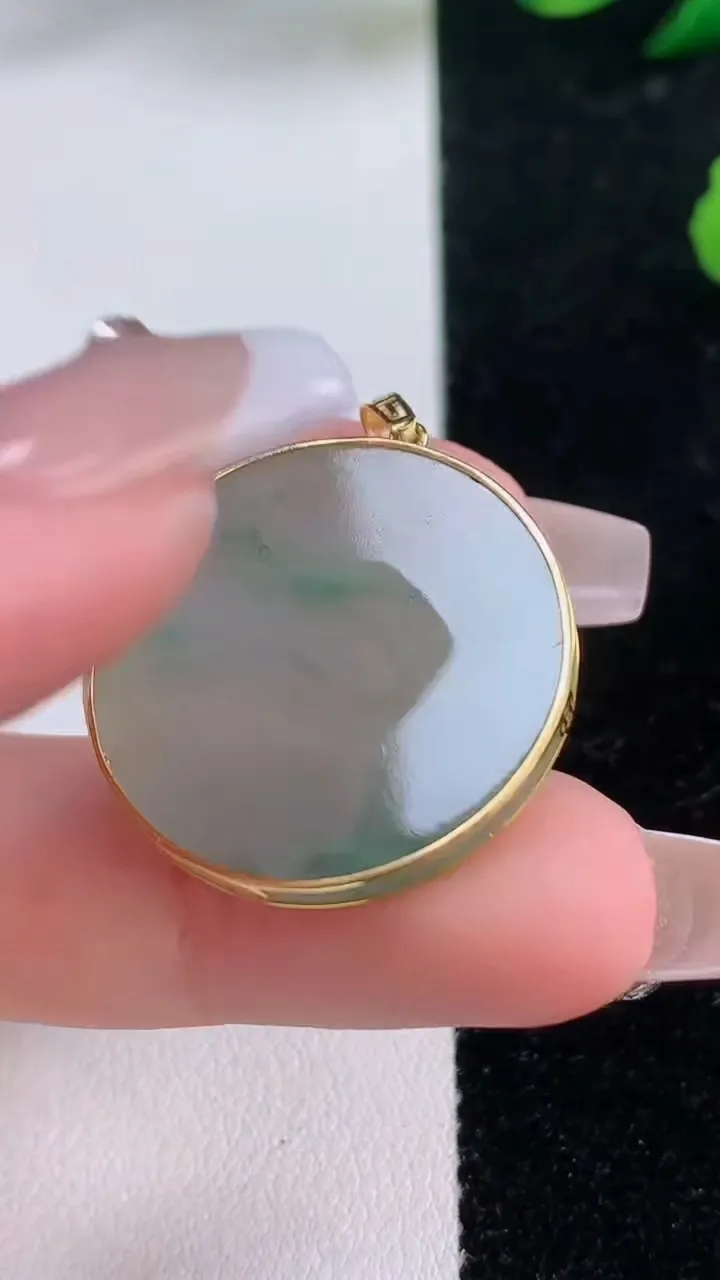 天然A货翡翠无事牌吊坠，尺寸26-2.8，重:4.86g
12月6日