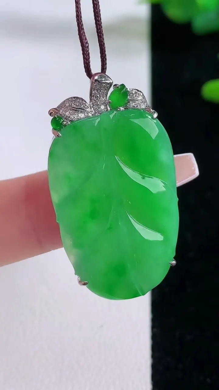 天然A货翡翠金枝玉叶 叶子吊坠，尺寸30.2-19.6-4.2，重量:8.26g
12月6日