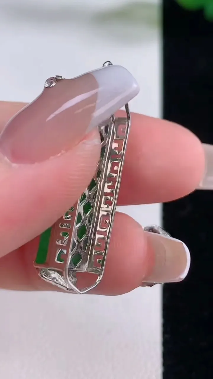 天然A货翡翠无事牌吊坠，尺寸37.4-9.3-6.3，裸石23.4-7.7重量:3.67g
12月6日