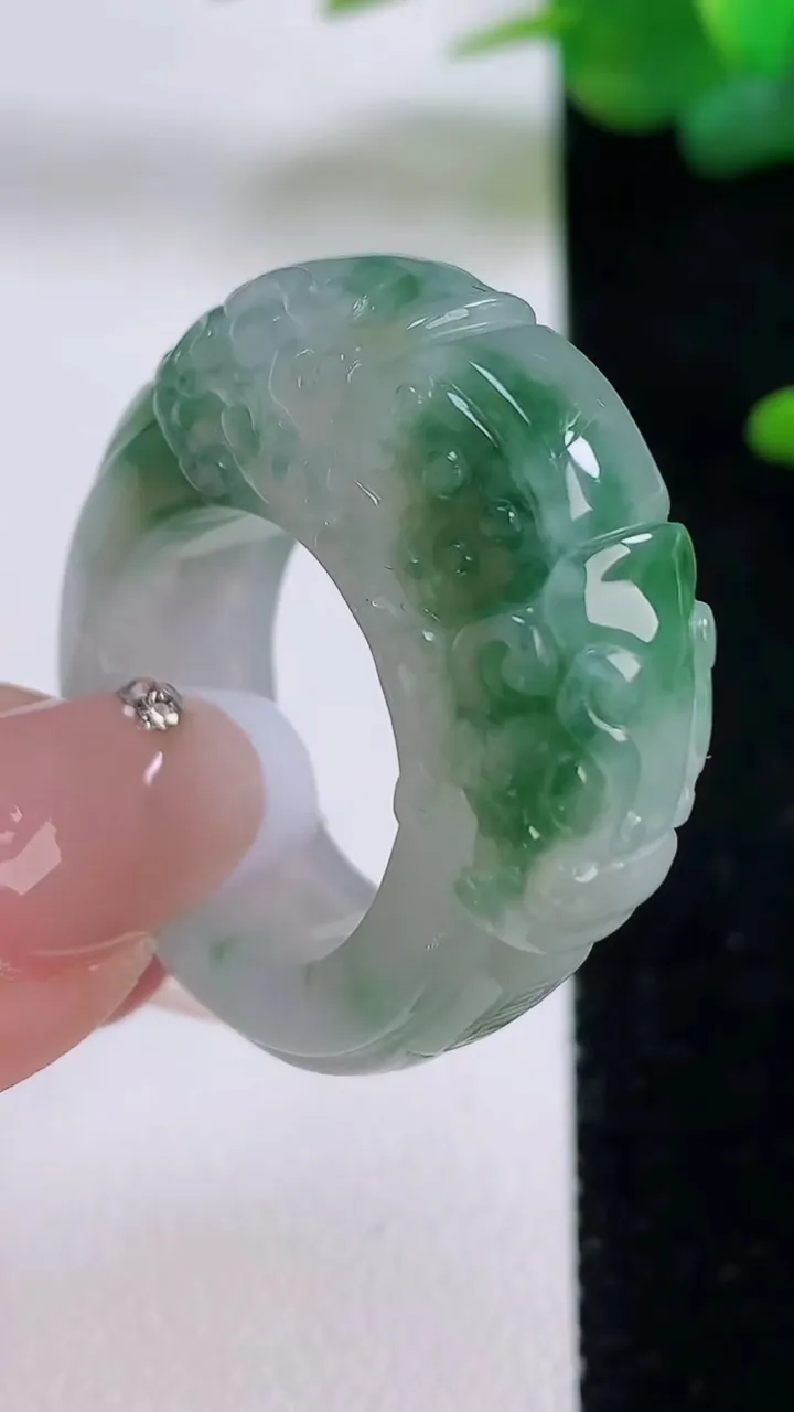 天然A货翡翠冰种飘花貔貅指环扳指，尺寸19.4-9.3-11.2，重量:16.85g2025年12月6日
工厂直销收藏佳品,种好水足，色泽均匀，有种有色，上手高大气！