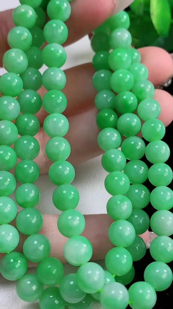 天然A货翡翠圆珠项链，尺寸6.4-90颗，重量:61.39g
12月6日