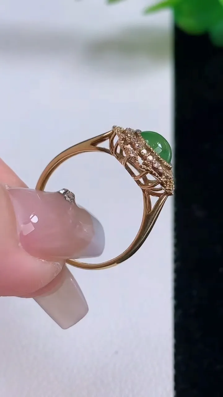 天然A货翡翠蛋面戒指，尺寸17.2-6.6-5.6-6.5，重量:2.46g2025年12月6日
工厂直销收藏佳品,种好水足，色泽均匀，有种有色，上手高大气！