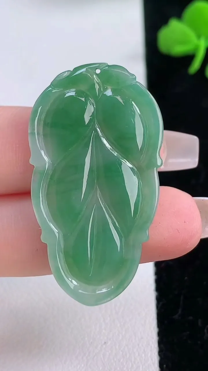 天然A货翡翠金枝玉叶 叶子吊坠，尺寸39.8-22.5-4.2，重:6.01g
12月6日