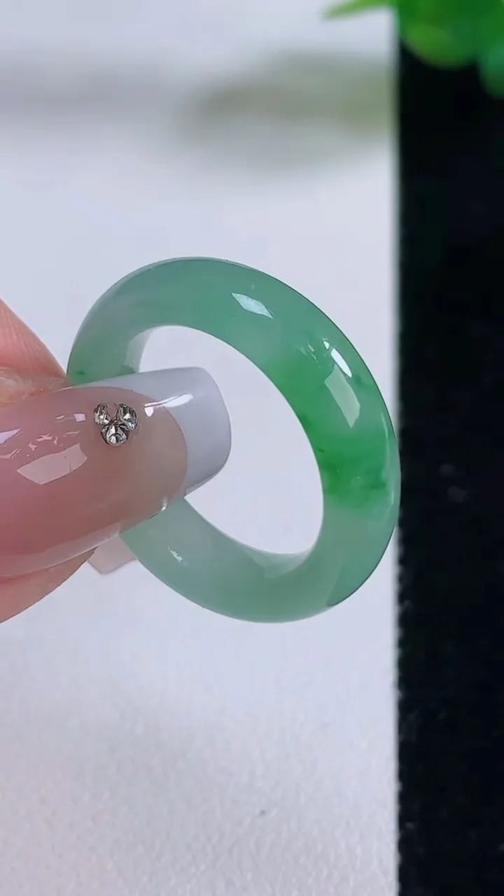 天然A货翡翠指环戒指，尺寸17.7-5.4-3.4，重量:4.27g2025年12月6日
工厂直销收藏佳品,种好水足，色泽均匀，有种有色，上手高大气！