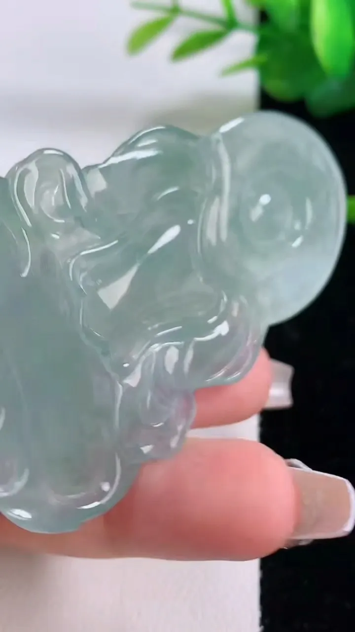 天然A货翡翠度母观音吊坠，尺寸68-39-4.5，重量:24.55g
12月6日