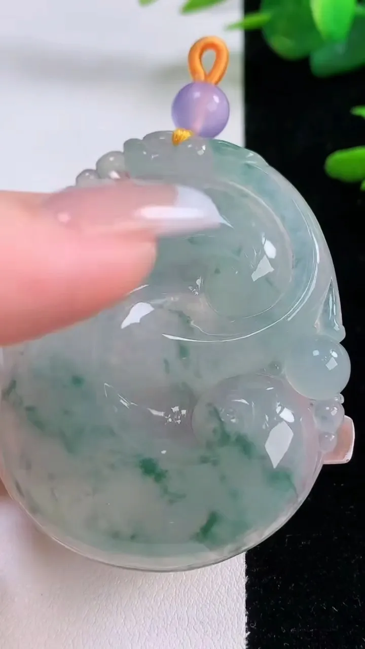 天然A货翡翠种飘花如意吊坠，尺寸56.7-47.3-7.6，重量:40.36g
12月6日