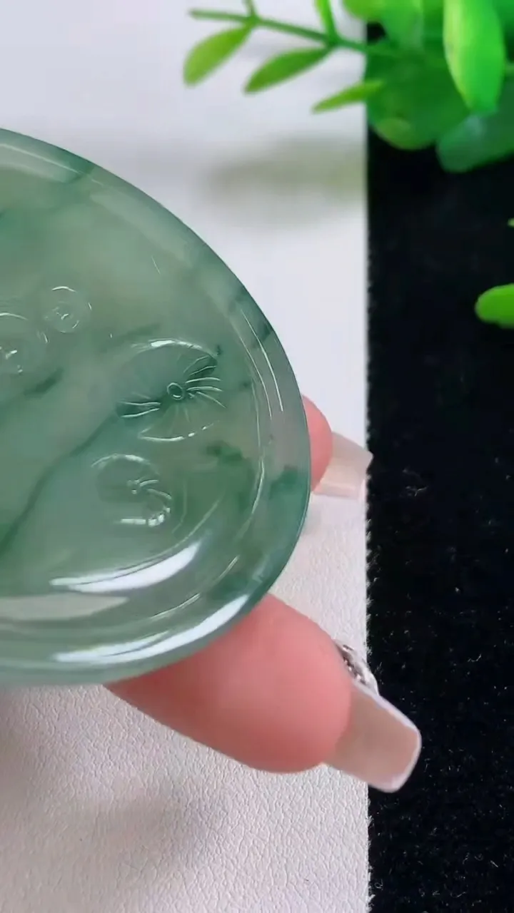 天然A货翡翠冰种飘花观音菩萨吊坠，尺寸56.6-6.7，重量:44.55g
12月6日