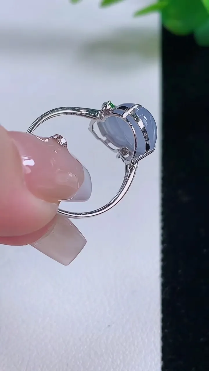 天然A货翡翠18K金紫罗兰葫芦戒指，尺寸17.5-13-8.9-5.7，重量:1.96g2025年12月6日
工厂直销收藏佳品,种好水足，色泽均匀，有种有色，上手高大气！