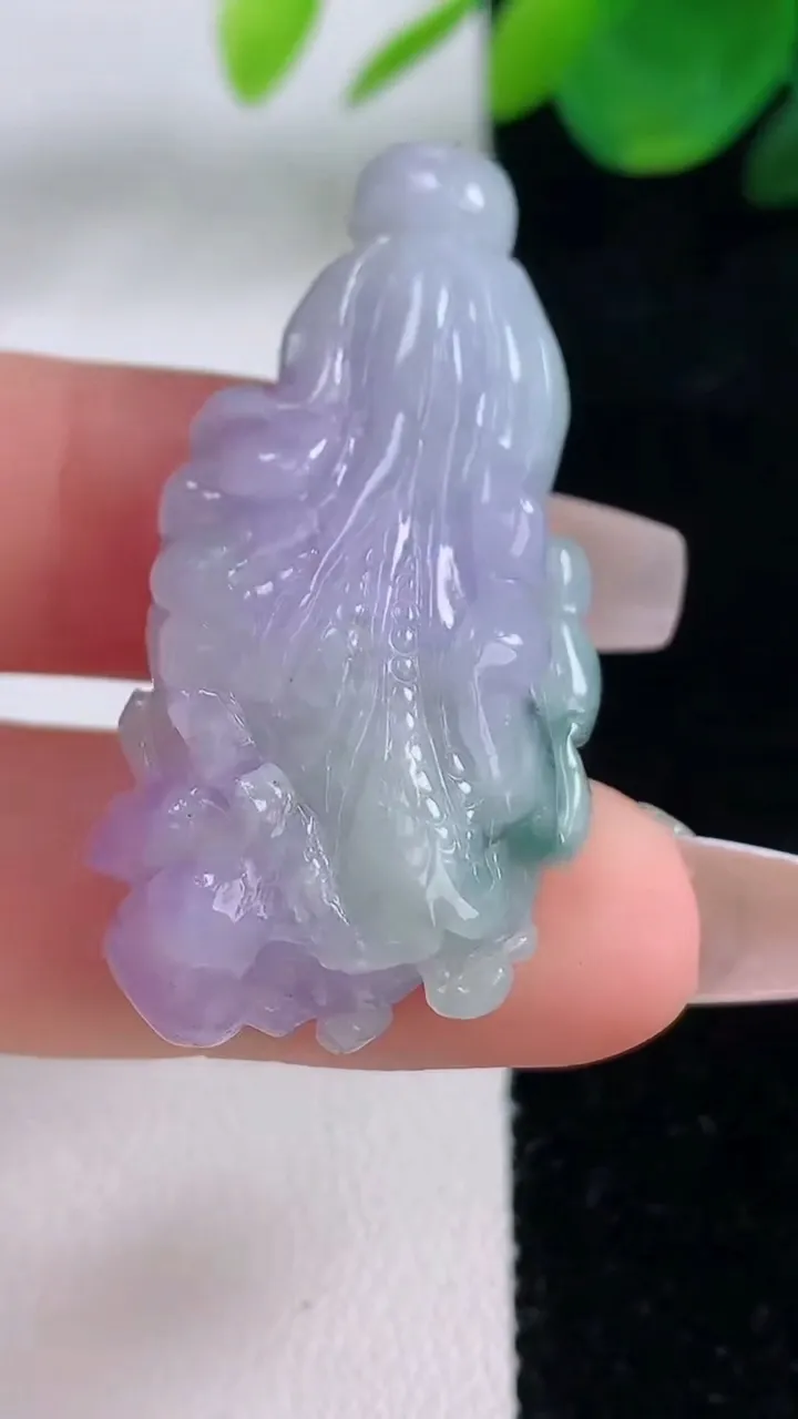 天然A货翡翠紫罗兰白菜吊坠，尺寸43.3-20.8-10.8，重量:15.15g
12月6日