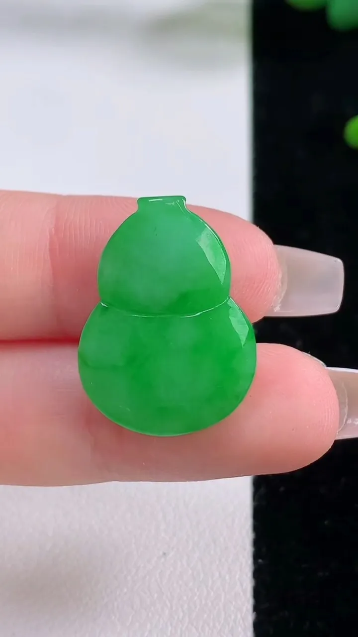 天然A货翡翠葫芦镶嵌件，尺寸22.8-17-5.6，重量:3.94g
12月6日