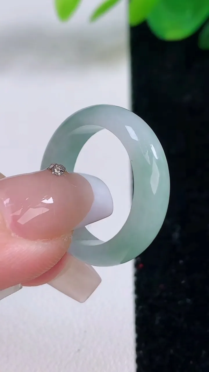 天然A货翡翠飘花指环戒指，尺寸18-5.7-2.9，重量:3.72g2025年12月6日
工厂直销收藏佳品,种好水足，色泽均匀，有种有色，上手高大气！