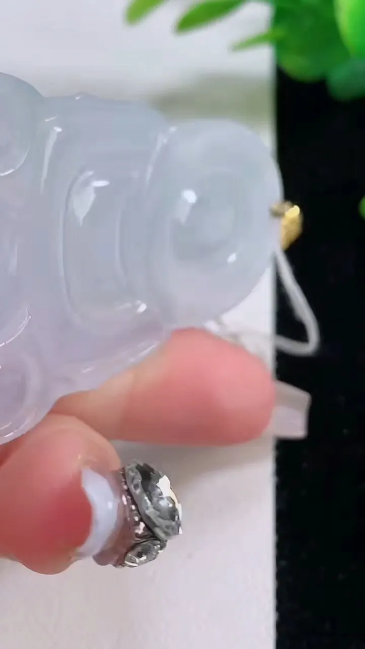 天然A货翡翠种白冰观音菩萨吊坠，尺寸62.4-36.7-5.2，重量:22.07g
12月6日