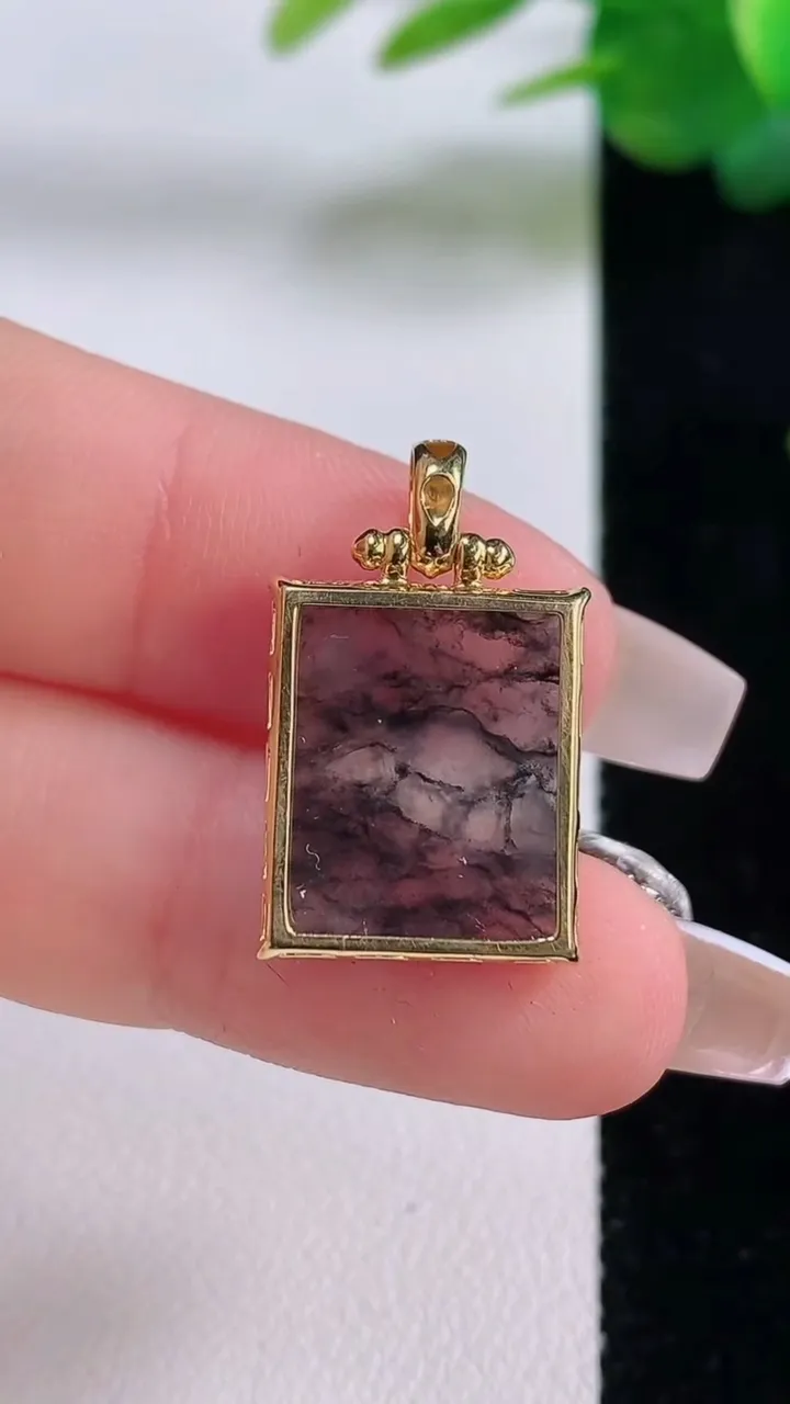 天然A货翡翠18K金乌鸡种无事牌吊坠，尺寸16.8-14-4.5，重量:2.55g
12月6日