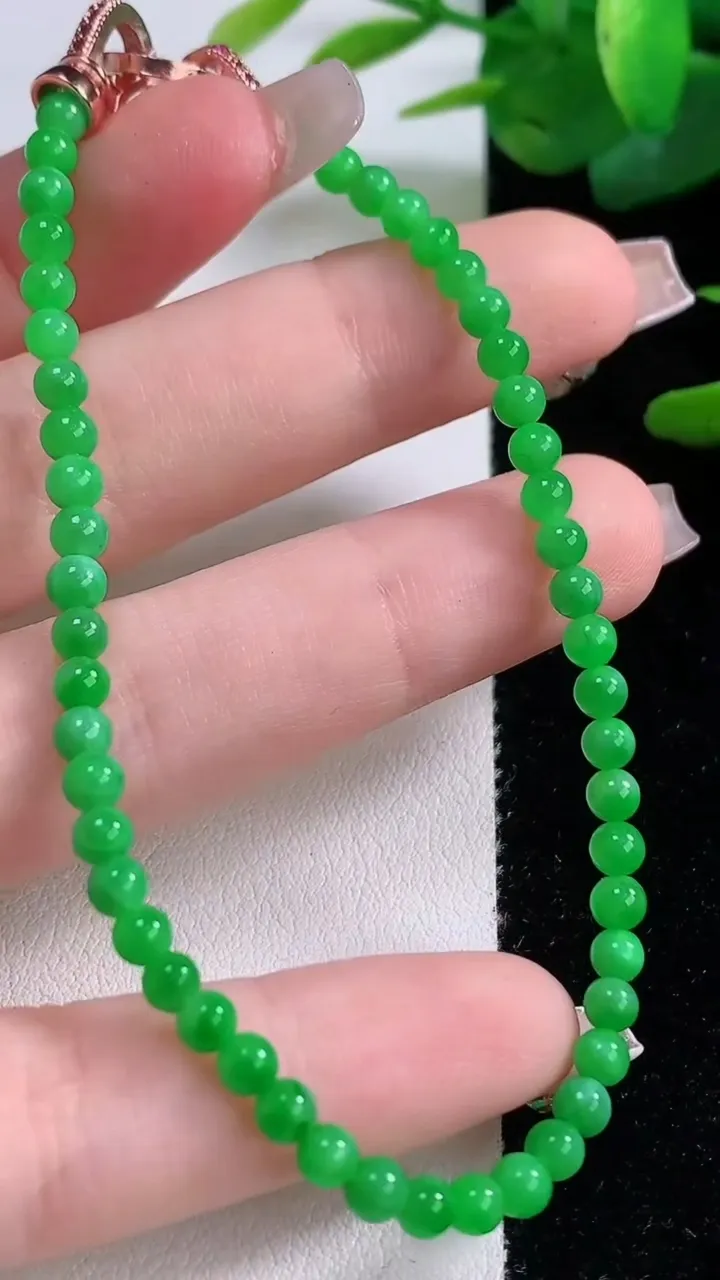 天然A货翡翠小米珠手串，尺寸3.6-52颗，重量:5.99g12月6日
工厂直销收藏佳品,种好水足，色泽均匀，有种有色，上手高大气！