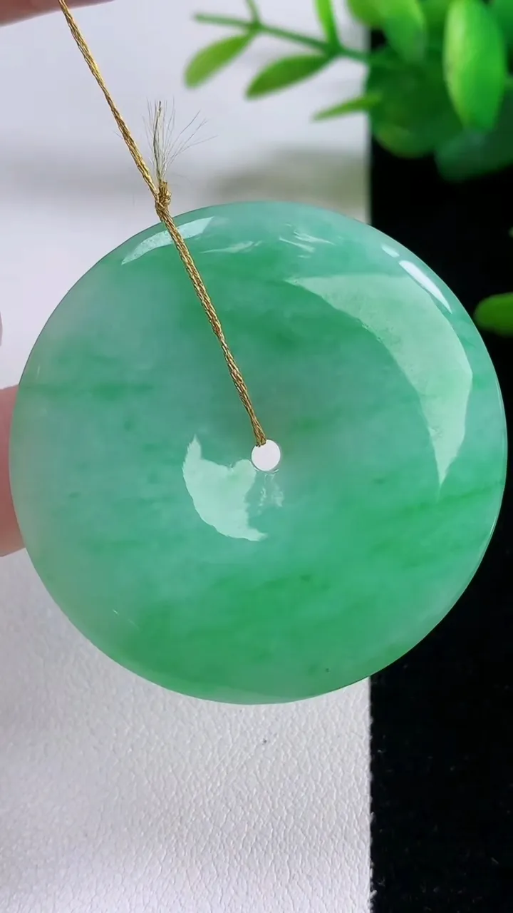 天然A货翡翠平安扣吊坠，尺寸42.8-5.7，重量:22.08g
12月6日