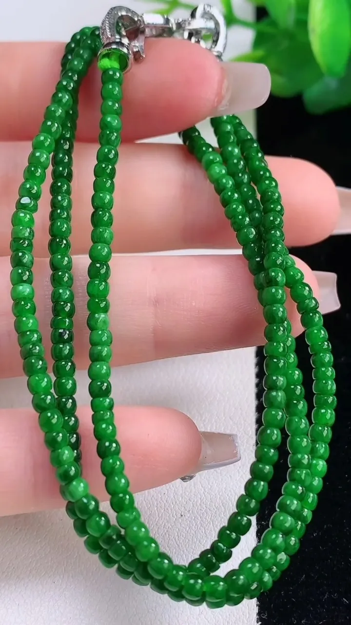 天然A货翡翠算盘珠项链，尺寸2.7-1.2-247颗，重量:10.48g12月6日
工厂直销收藏佳品,种好水足，色泽均匀，有种有色，上手高大气！