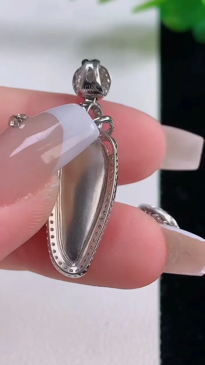 天然A货翡翠福瓜吊坠，尺寸33-10.6-5.7，裸石19-7.4重量:3.06g
12月6日