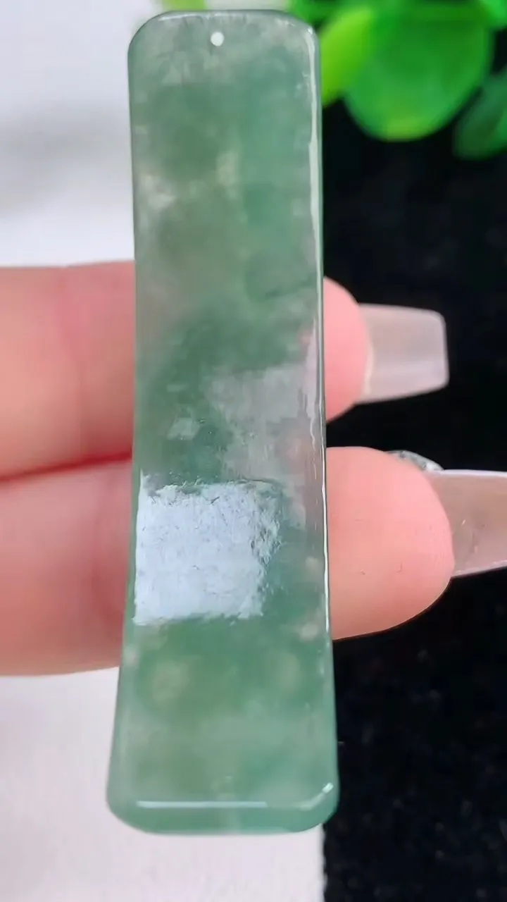 天然A货翡翠貔貅手牌，尺寸52.5-12.5-7.7，重量:11.97g
12月6日