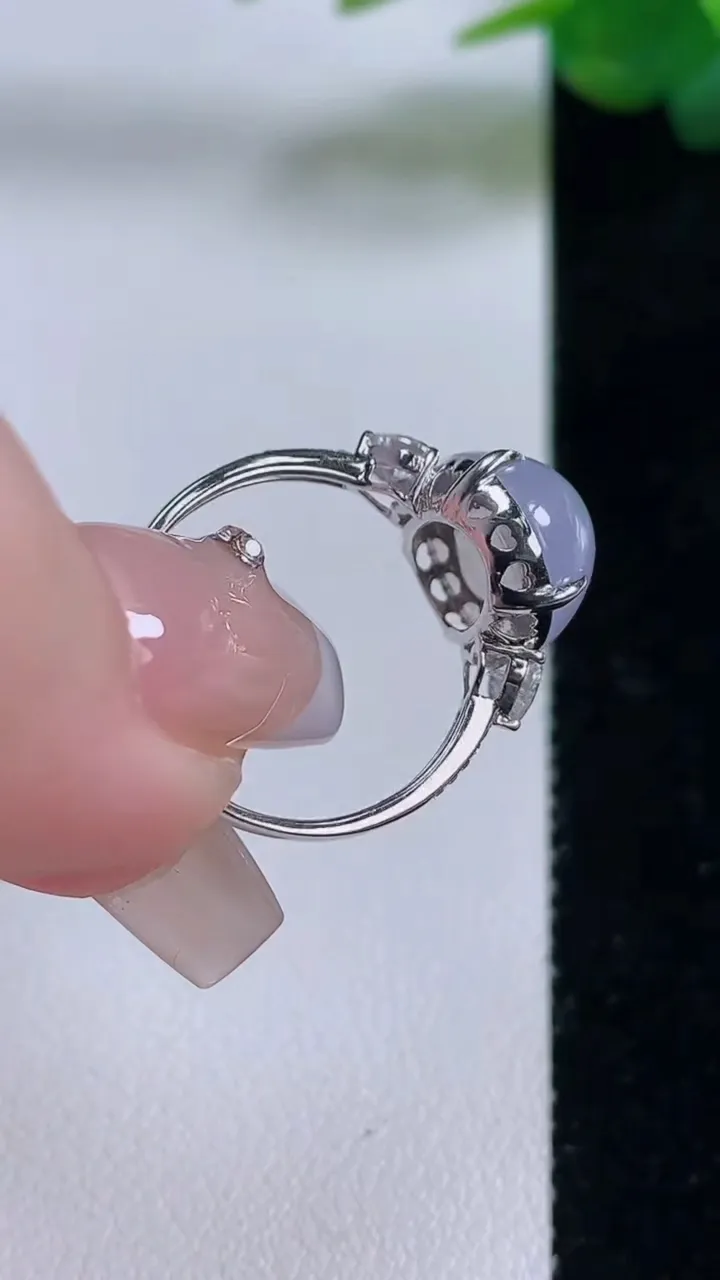 天然A货翡翠蛋面戒指，尺寸17.6-11.7-10.5-7.5，重量:3.05g2025年12月6日
工厂直销收藏佳品,种好水足，色泽均匀，有种有色，上手高大气！