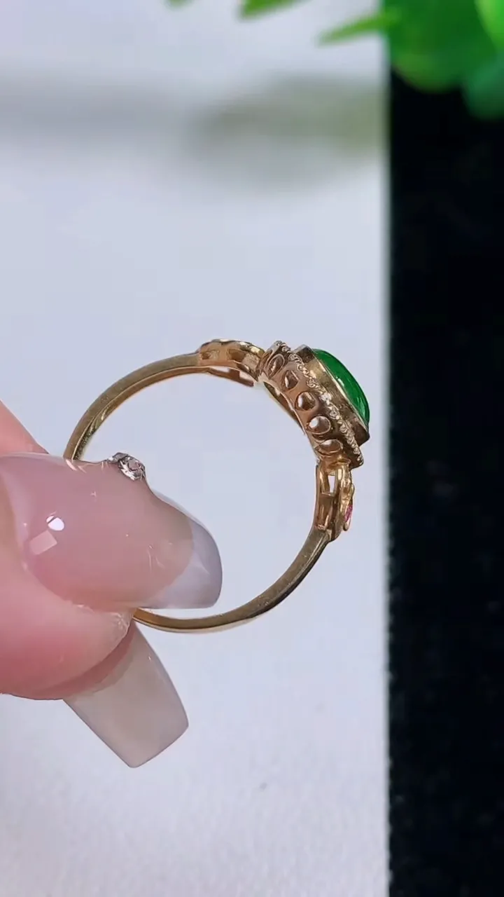 天然A货翡翠蛋面戒指，尺寸17.7-8.2-7.4-4.5，重量:2.49g2025年12月6日
工厂直销收藏佳品,种好水足，色泽均匀，有种有色，上手高大气！