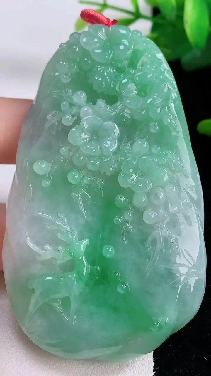 天然A货翡翠梅花鹿吊坠，尺寸75.4-45.5-10，重量:65.27g
12月6日