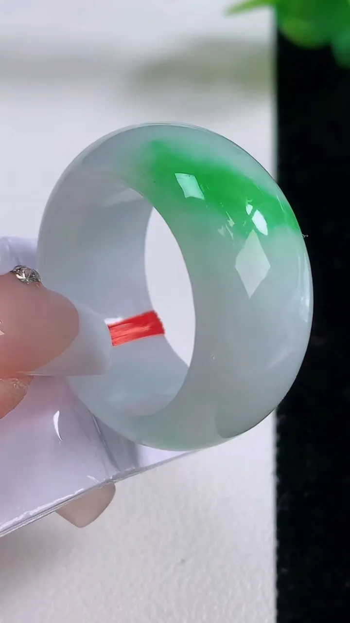 天然A货翡翠指环扳指，尺寸20.6-11.7-4.4，重量:14.43g2025年12月6日
工厂直销收藏佳品,种好水足，色泽均匀，有种有色，上手高大气！