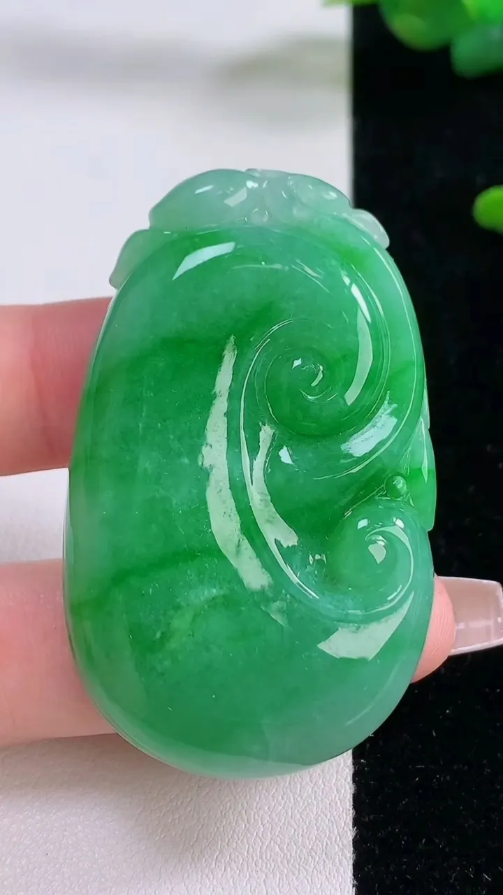 天然A货翡翠如意吊坠，尺寸53.4-32.7-7.5，重量:29.28g
12月6日