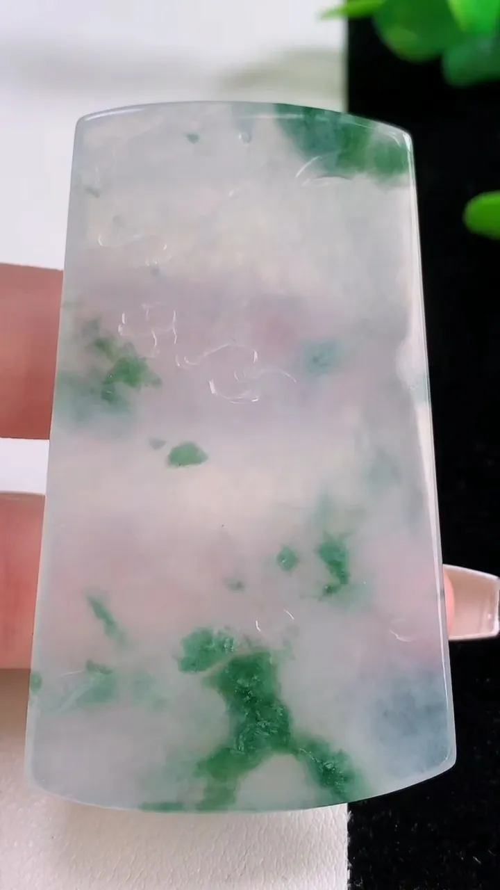 天然A货翡翠种飘花山水牌吊坠，尺寸62.8-36-5.8，重量:38.31g
12月6日