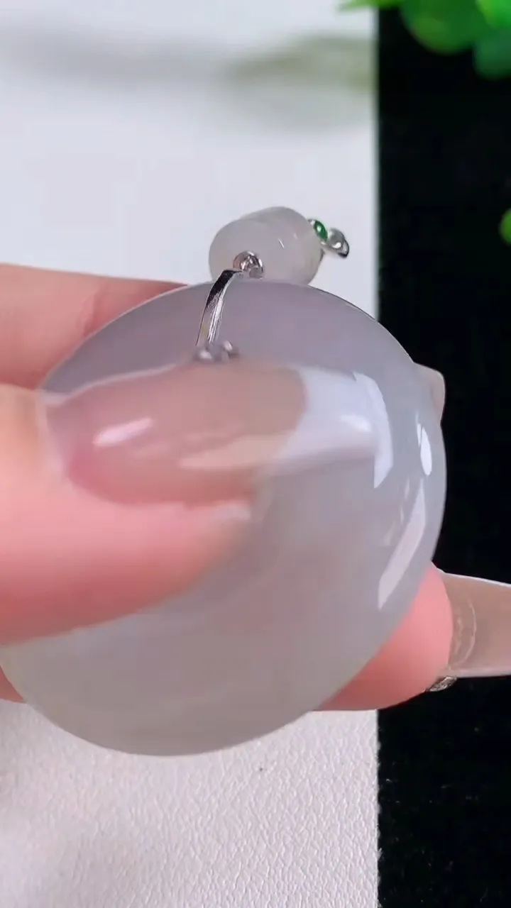 天然A货翡翠种飘花平安扣吊坠，尺寸38-6，重量:19.14g
12月6日